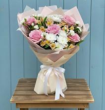 Букет цветов из:  Гвоздики, Орхидеи и Розы в Енотаевке