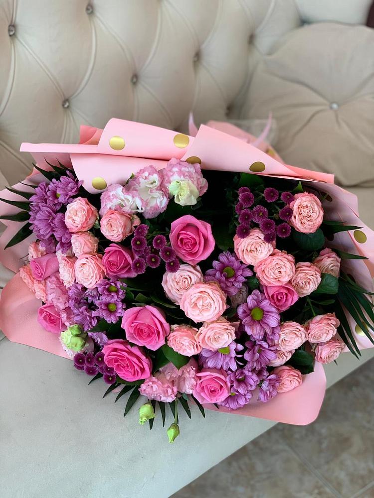 Букет цветов из: Хризантемы, Розы и Лизиантусы в Енотаевке