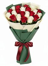 Букет Микс из красных и белых роз в Енотаевке