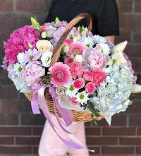 Цветочная композиция из Розы, Хризантемы, Пионы и Лизиантусы в корзине в Енотаевке