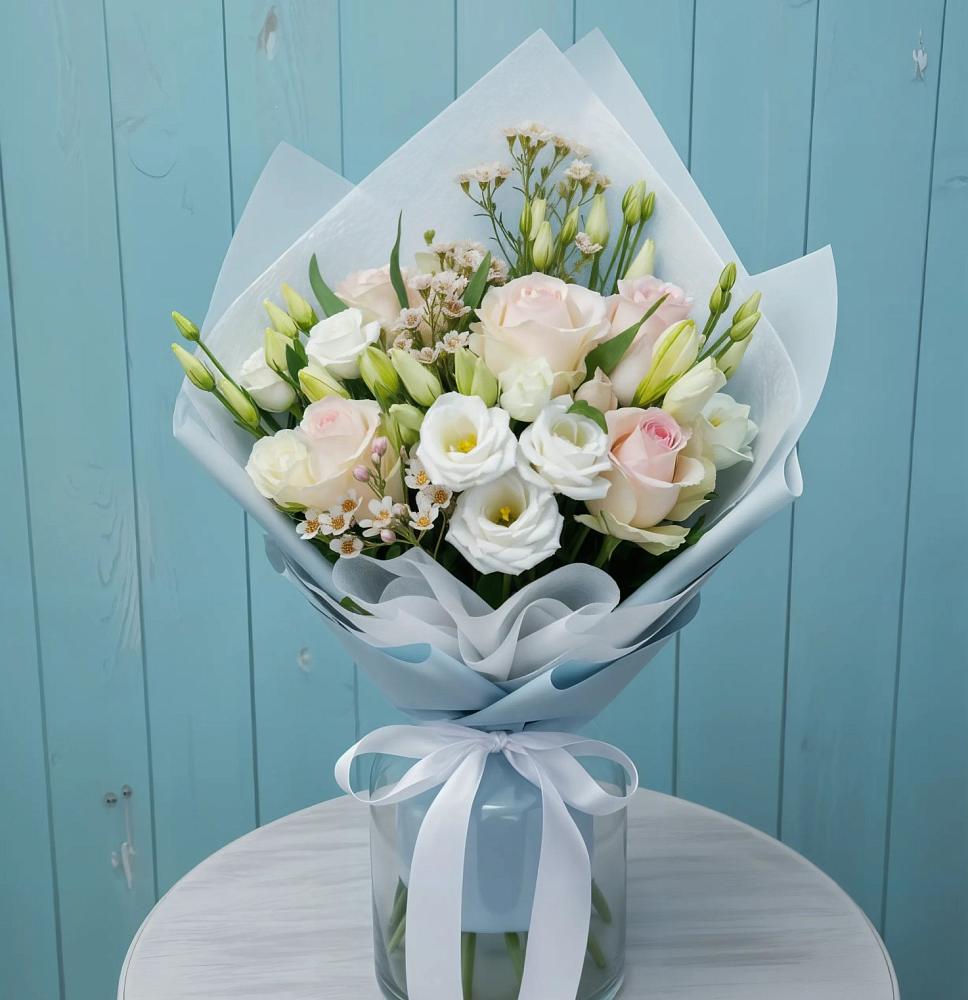 Букет цветов из: Розы и Лизиантусы в Енотаевке