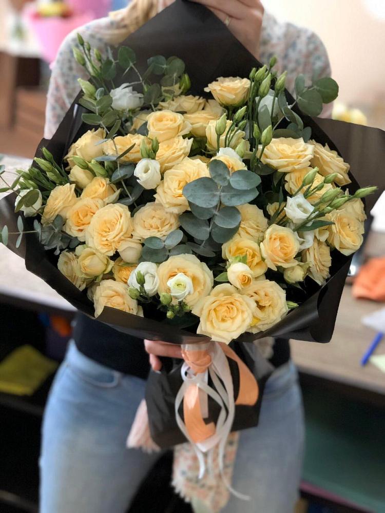 Букет цветов из: Розы и Лизиантусы в Енотаевке