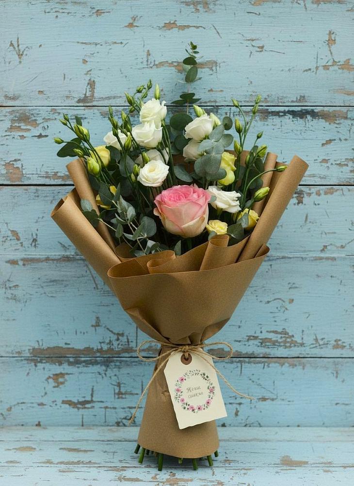 Букет цветов из: Розы и Лизиантусы в Енотаевке