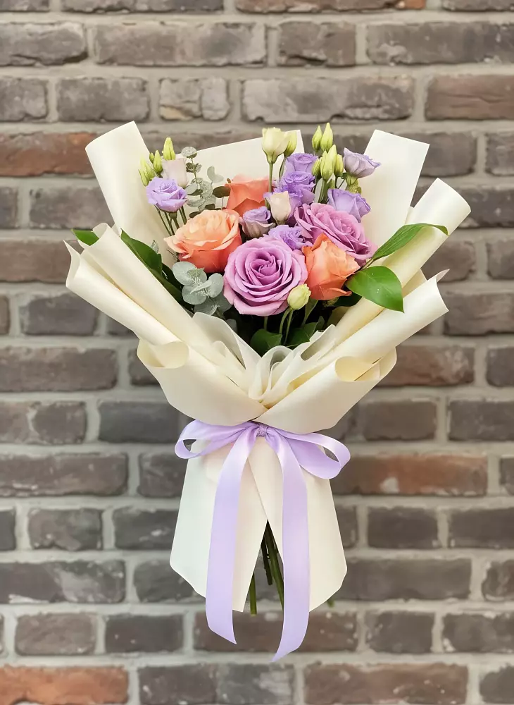 Букет цветов из: Лизиантусы и Розы в Енотаевке