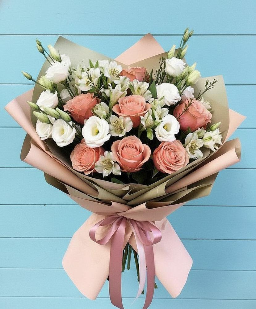 Букет цветов из: Розы, Альстромерии и Лизиантусы в Енотаевке