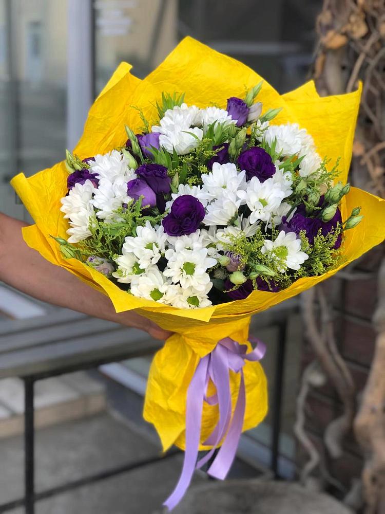 Букет цветов из: Ирисы, Хризантемы и Ромашки в Енотаевке
