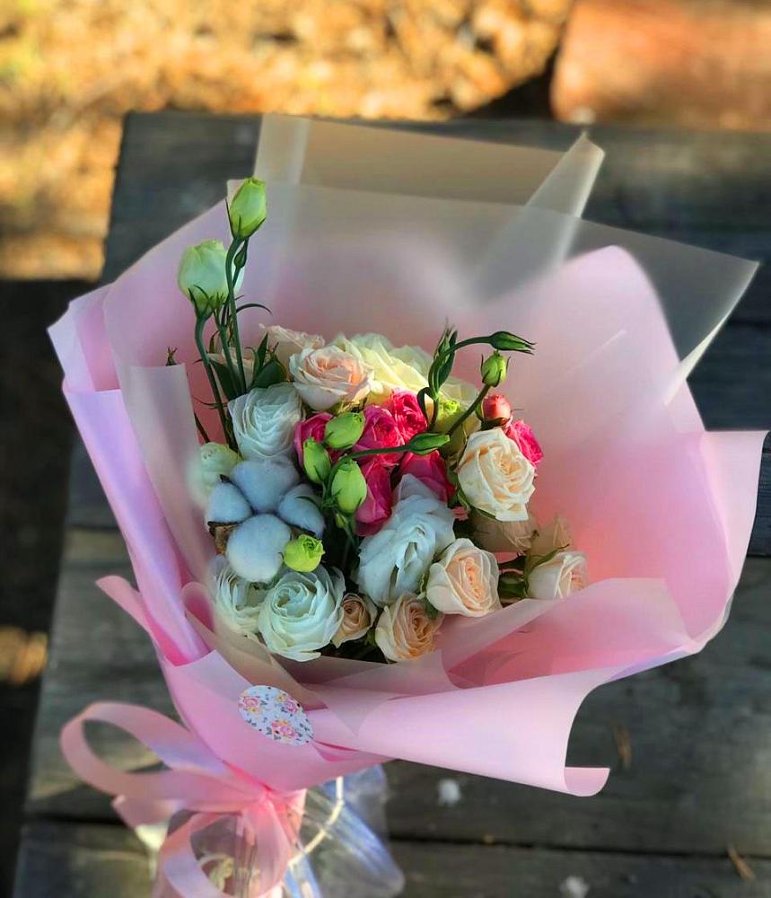 Букет цветов из: Розы и Лизиантусы в Енотаевке