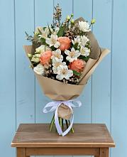 Букет цветов из:  Альстромерии, Лизиантусы, Розы и Хризантемы #REPLACE_PRED# Енотаевке