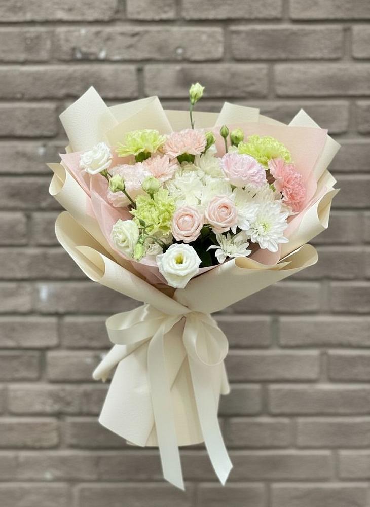 Букет цветов из: Гвоздики, Розы, Лизиантусы и Хризантемы в Енотаевке