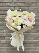 Букет цветов из:  Гвоздики, Розы, Лизиантусы и Хризантемы в Енотаевке