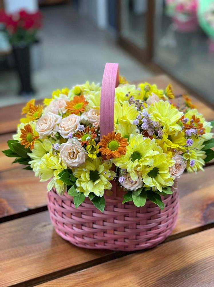 Цветочная композиция из Хризантемы и Розы в корзине в Енотаевке
