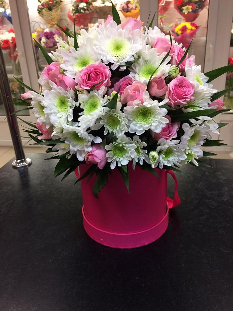 Цветочная композиция из Розы и Хризантемы в шляпной коробке в Енотаевке