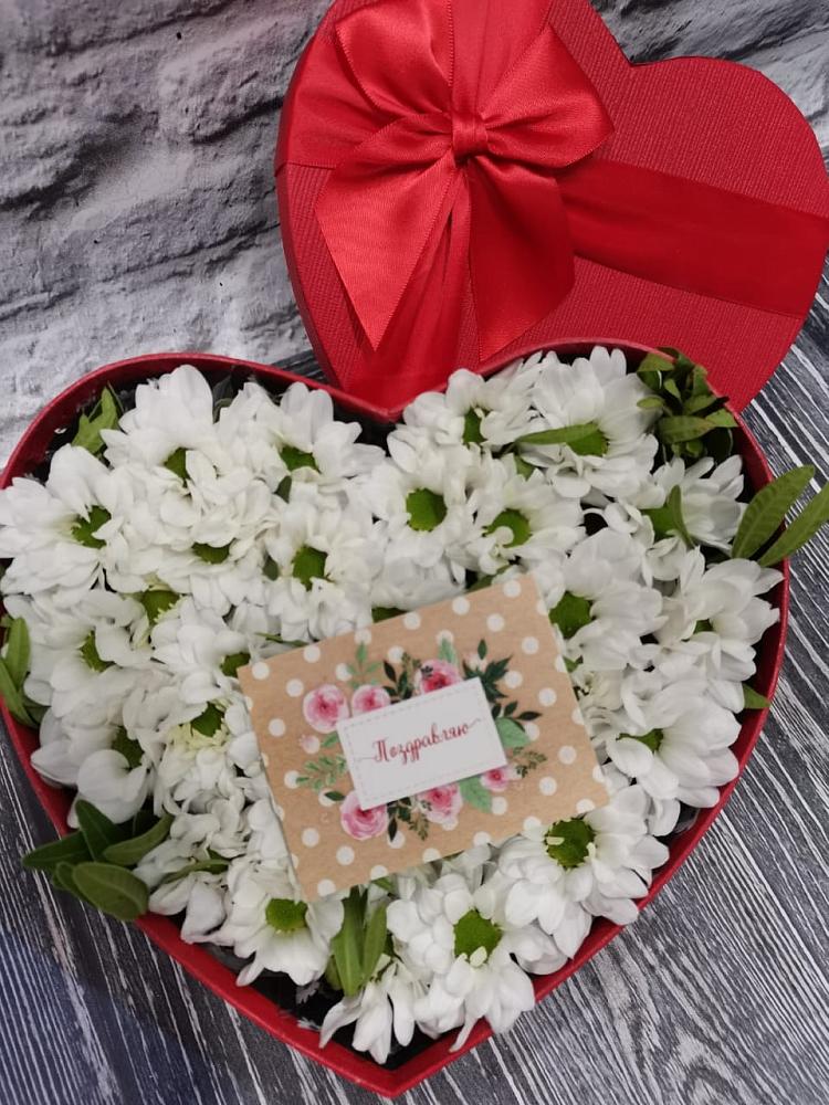 Цветочная композиция из Хризантемы в виде сердца в Енотаевке