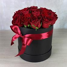 Цветочная композиция из Розы в шляпной коробке в Енотаевке