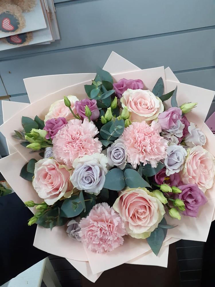 Букет цветов из: Розы, Гвоздики и Лизиантусы в Енотаевке