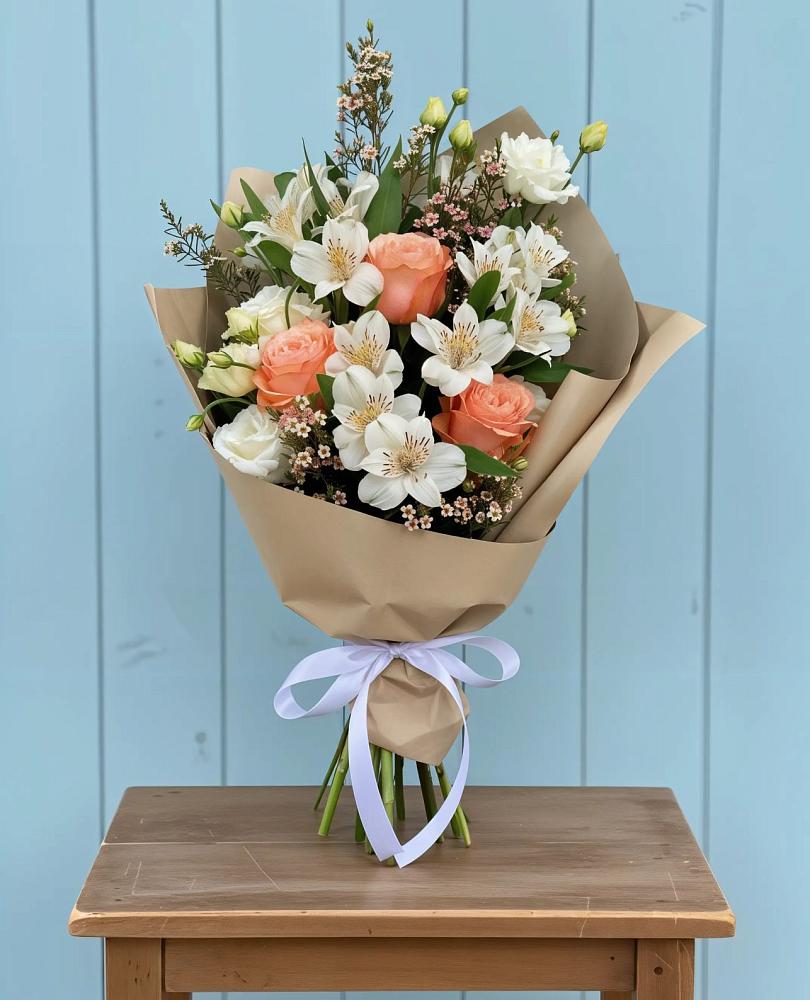Букет цветов из: Альстромерии, Лизиантусы, Розы и Хризантемы в Енотаевке