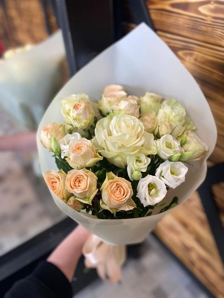 Букет цветов из: Розы и Лизиантусы в Енотаевке