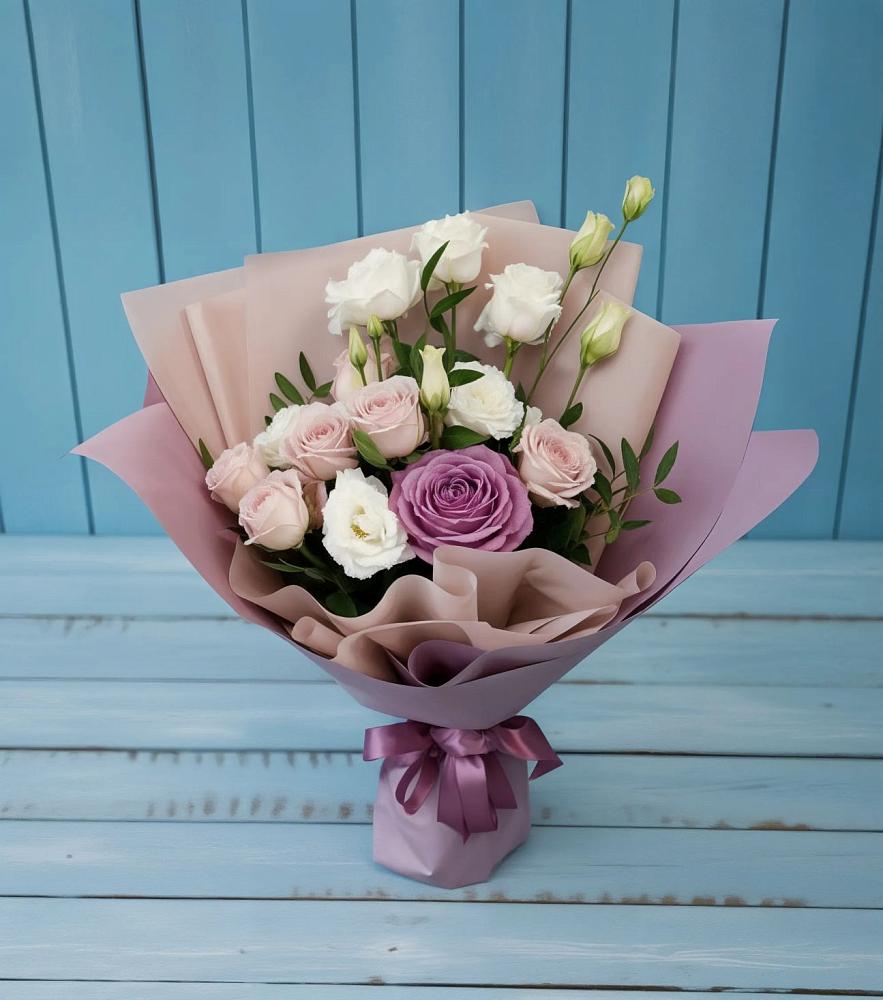 Букет цветов из: Розы и Лизиантусы в Енотаевке